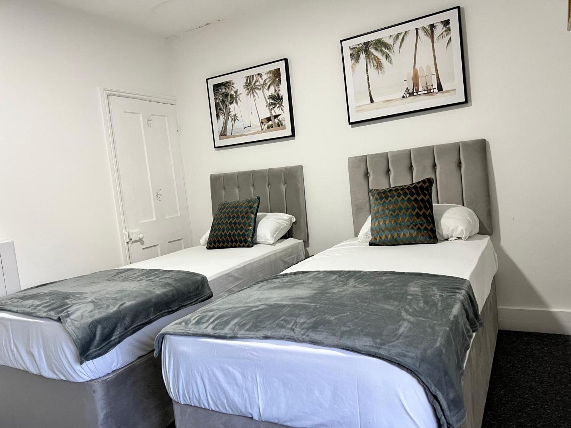 Stunning 3 Bed 2bath House W/parking Holiday home *
