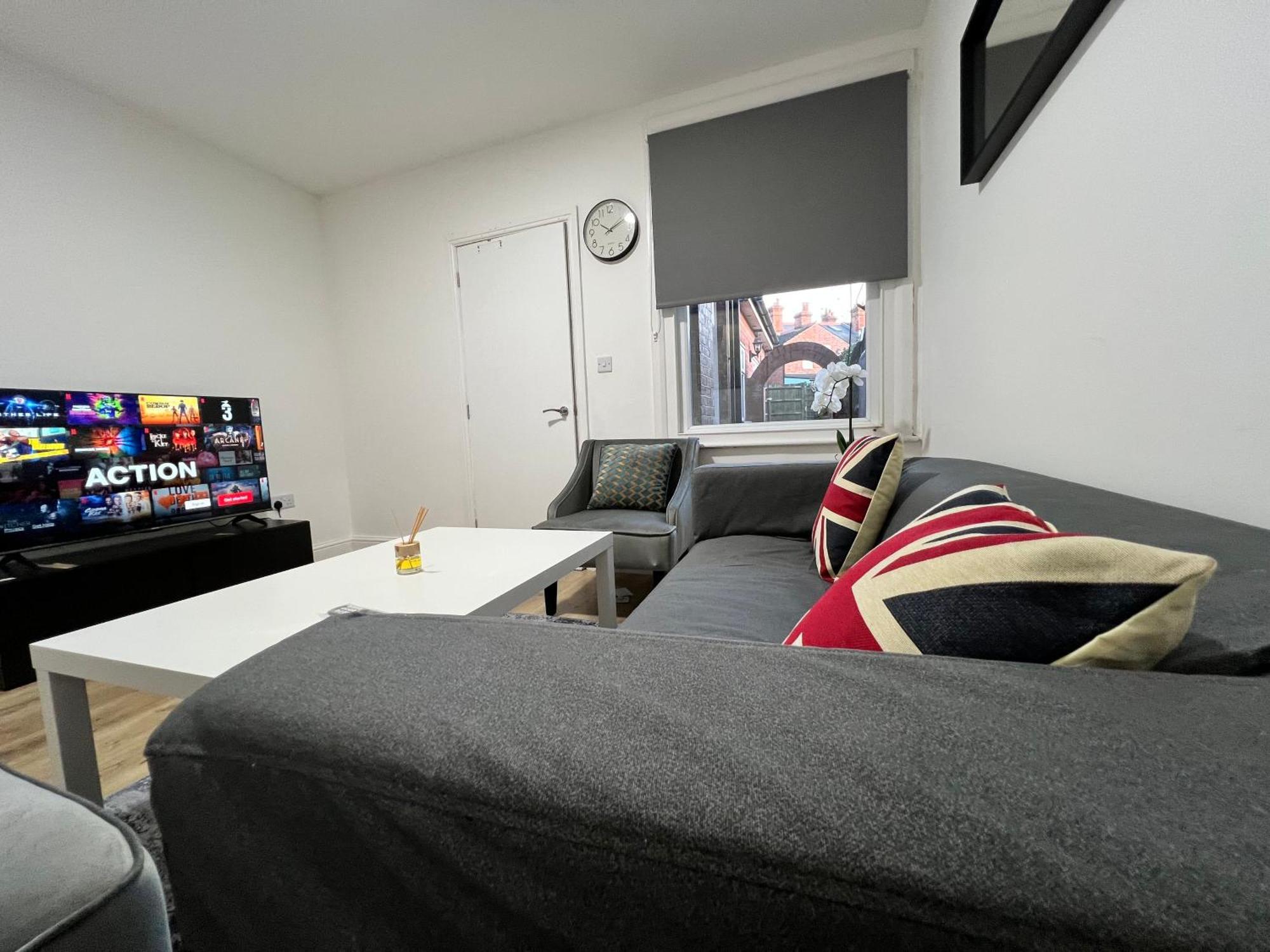 Stunning 3 Bed 2bath House W/parking