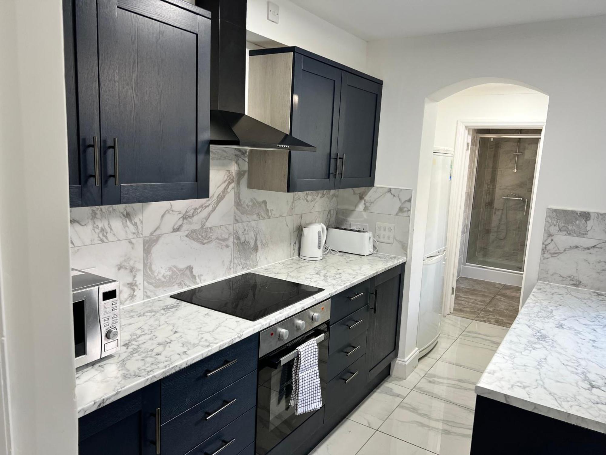Stunning 3 Bed 2bath House W/parking Holiday home Reading