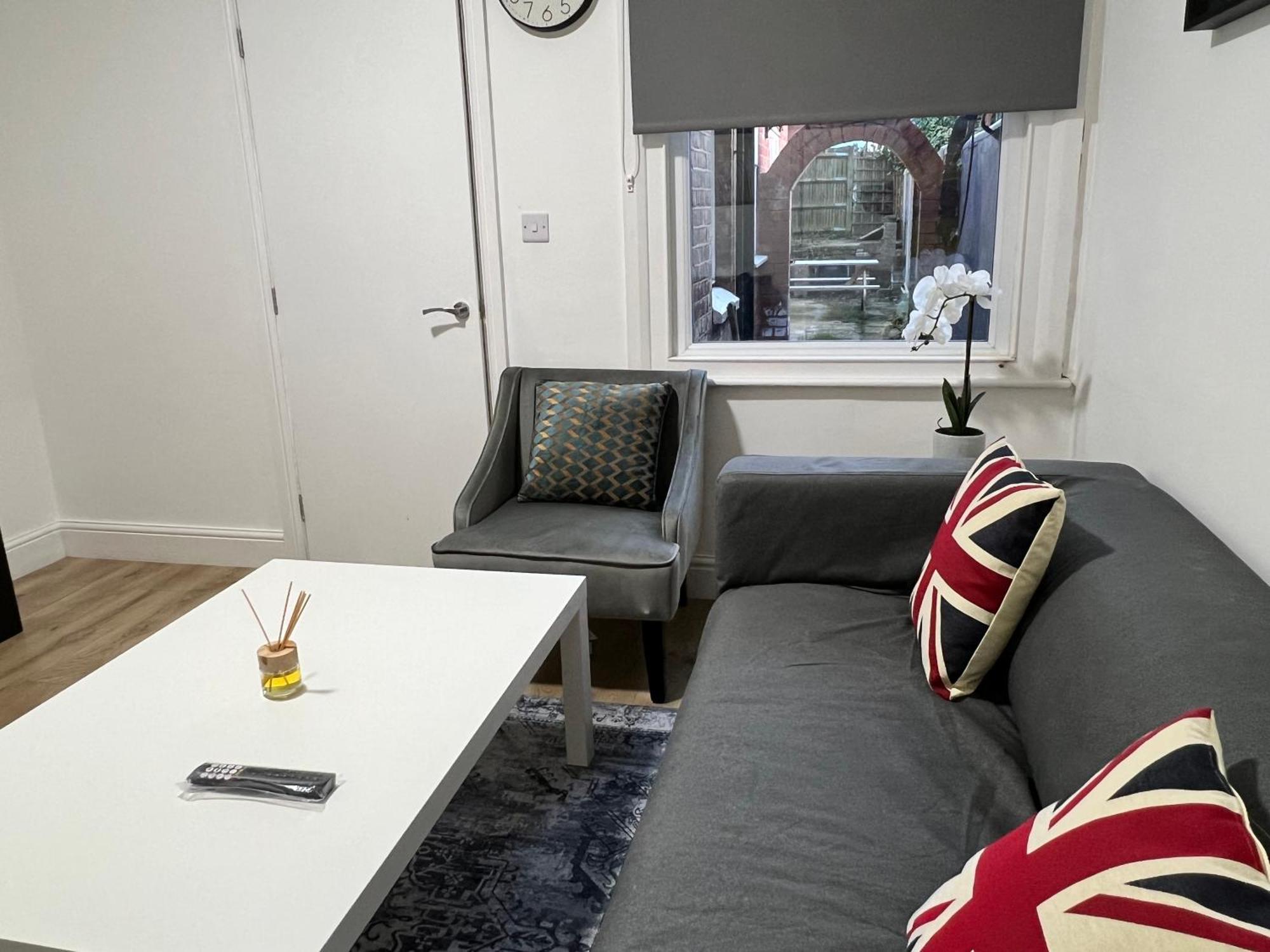 Stunning 3 Bed 2bath House W/parking Holiday home Reading