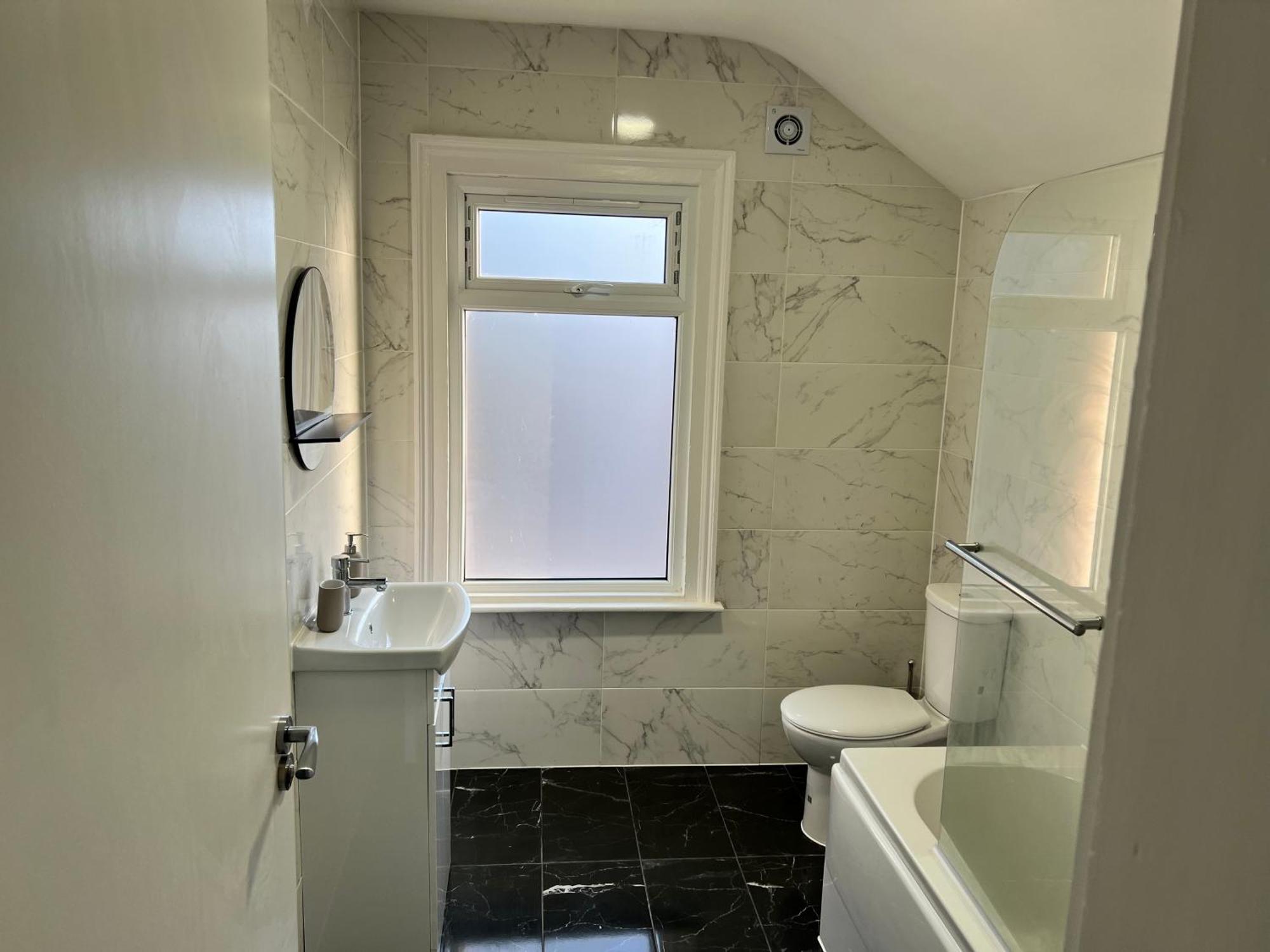 Stunning 3 Bed 2bath House W/parking Reading