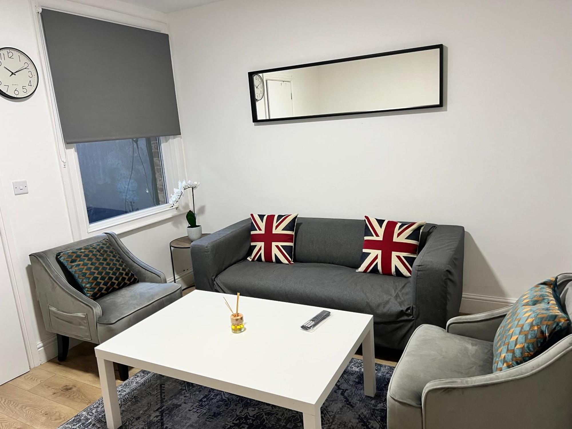 Holiday home Stunning 3 Bed 2bath House W/parking *