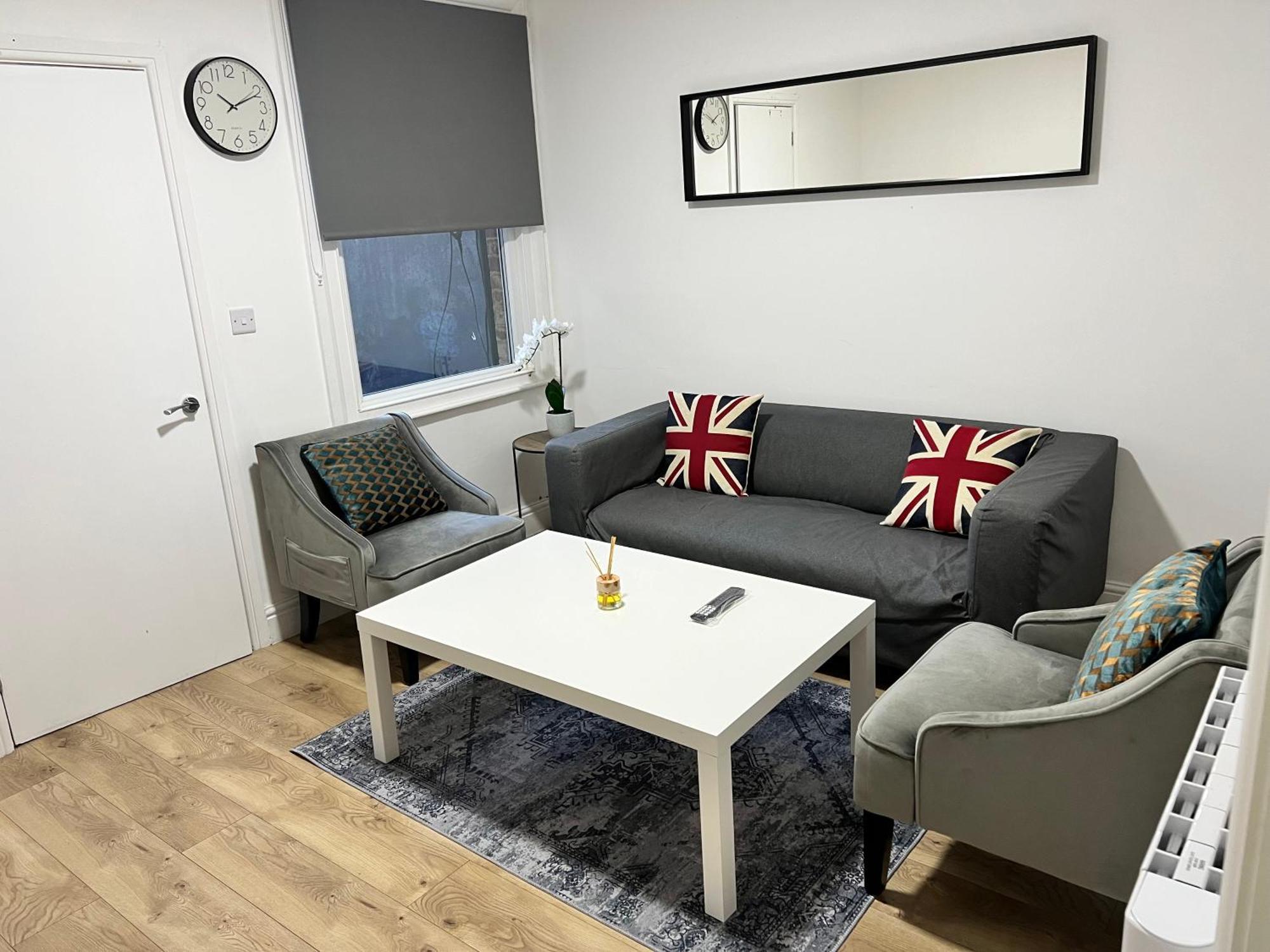 Stunning 3 Bed 2bath House W/parking Holiday home Reading