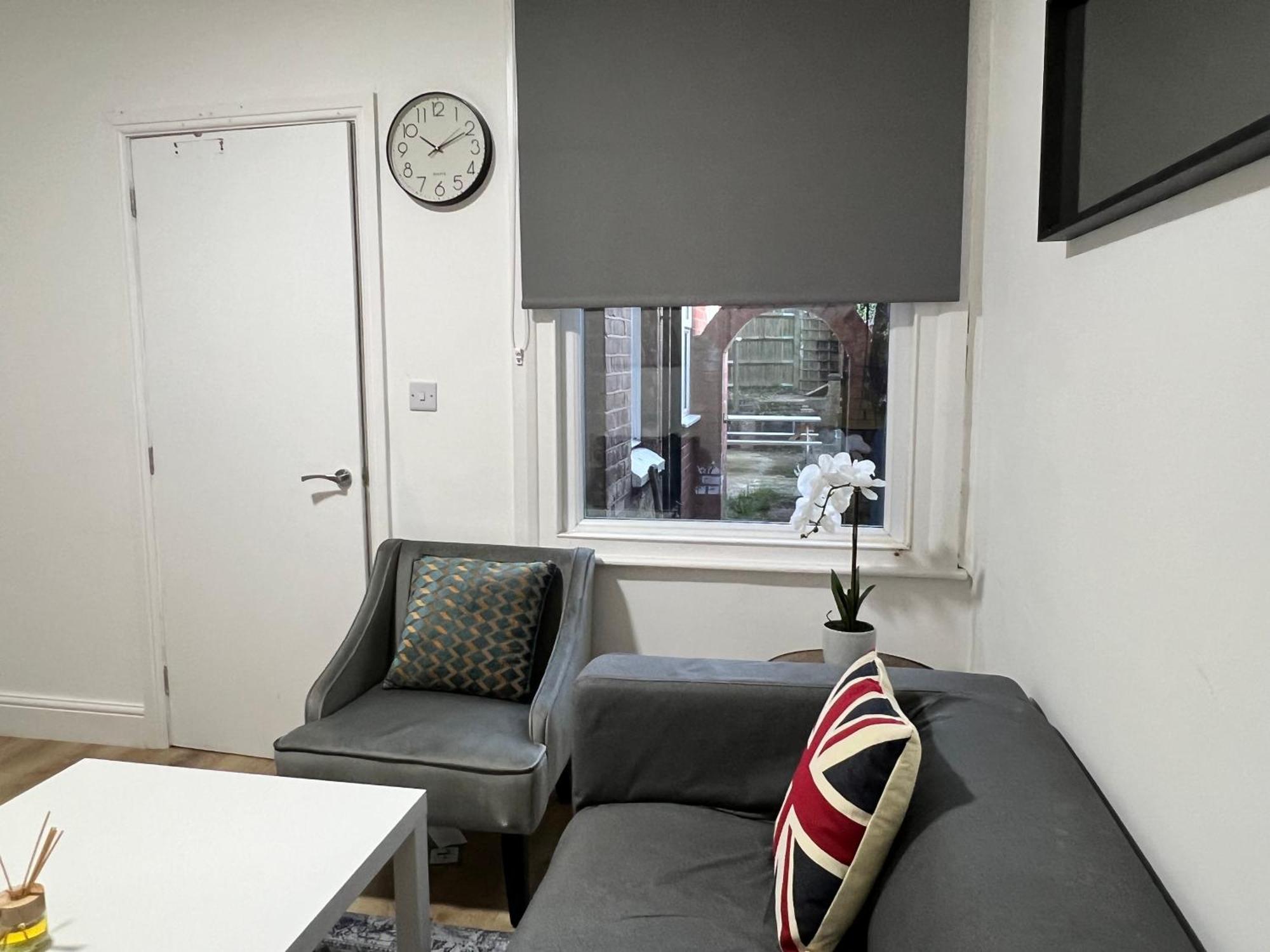 Stunning 3 Bed 2bath House W/parking * Reading