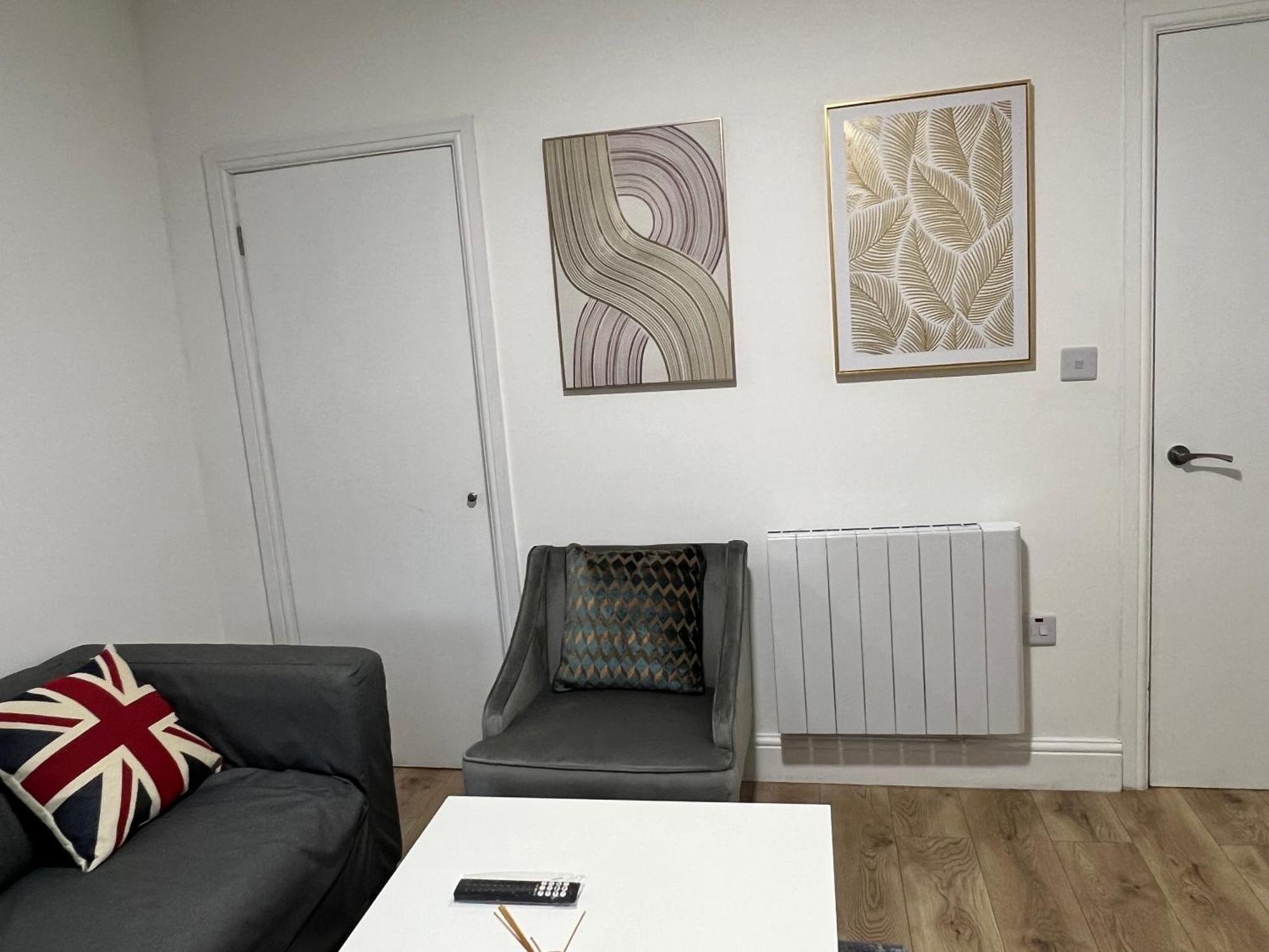 Stunning 3 Bed 2bath House W/parking Reading