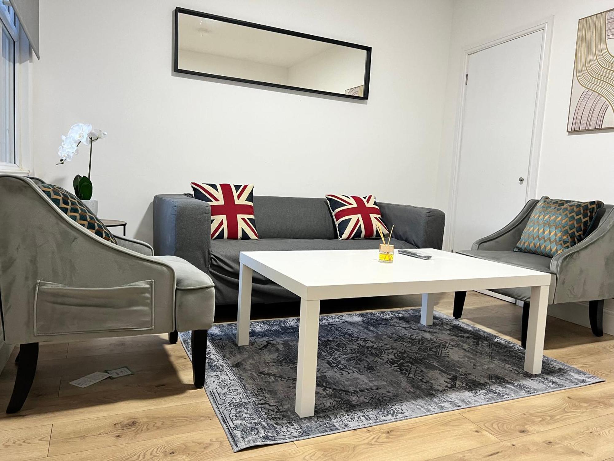 Stunning 3 Bed 2bath House W/parking Holiday home Reading