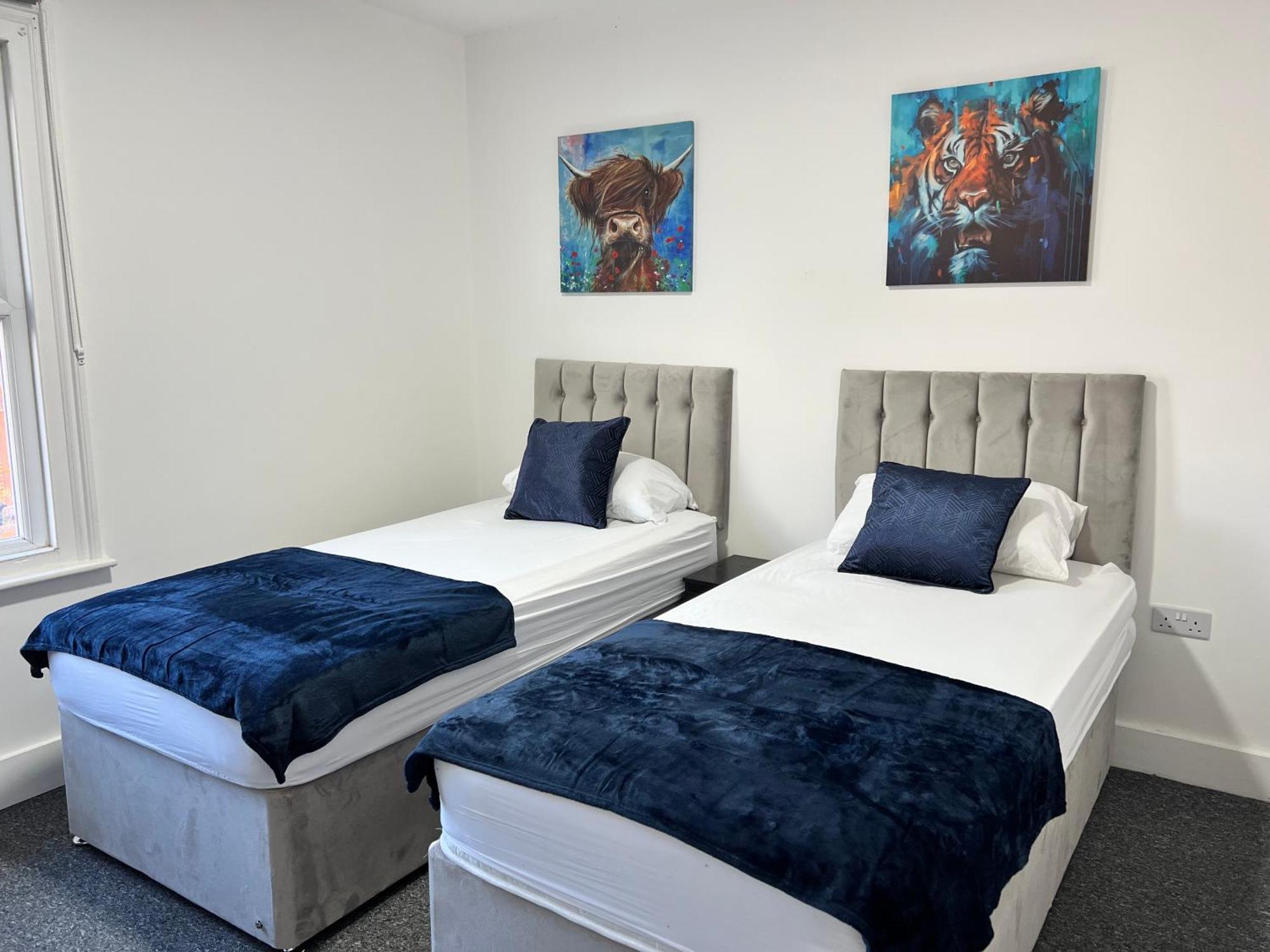 Stunning 3 Bed 2bath House W/parking *