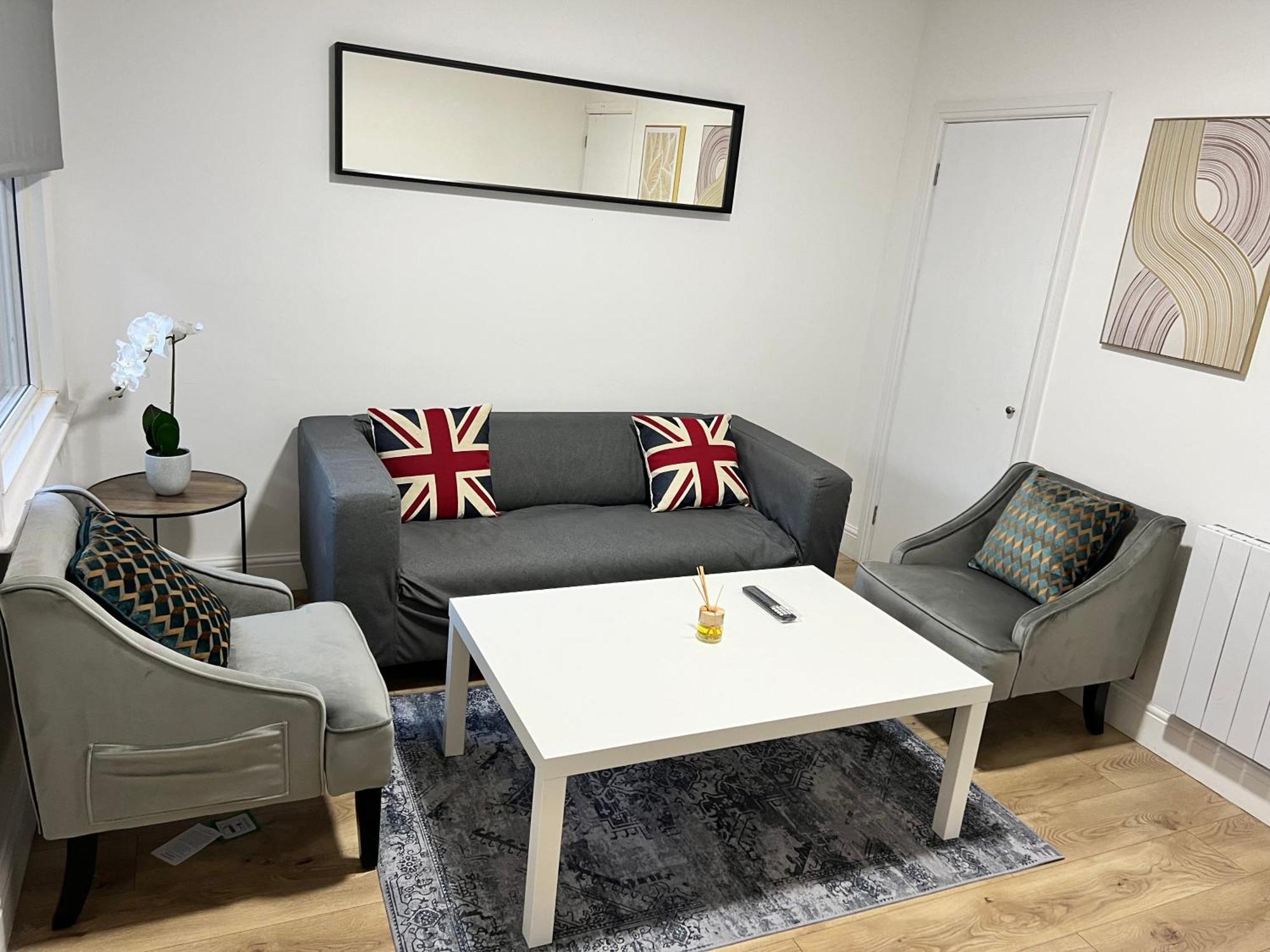 Stunning 3 Bed 2bath House W/parking Holiday home *