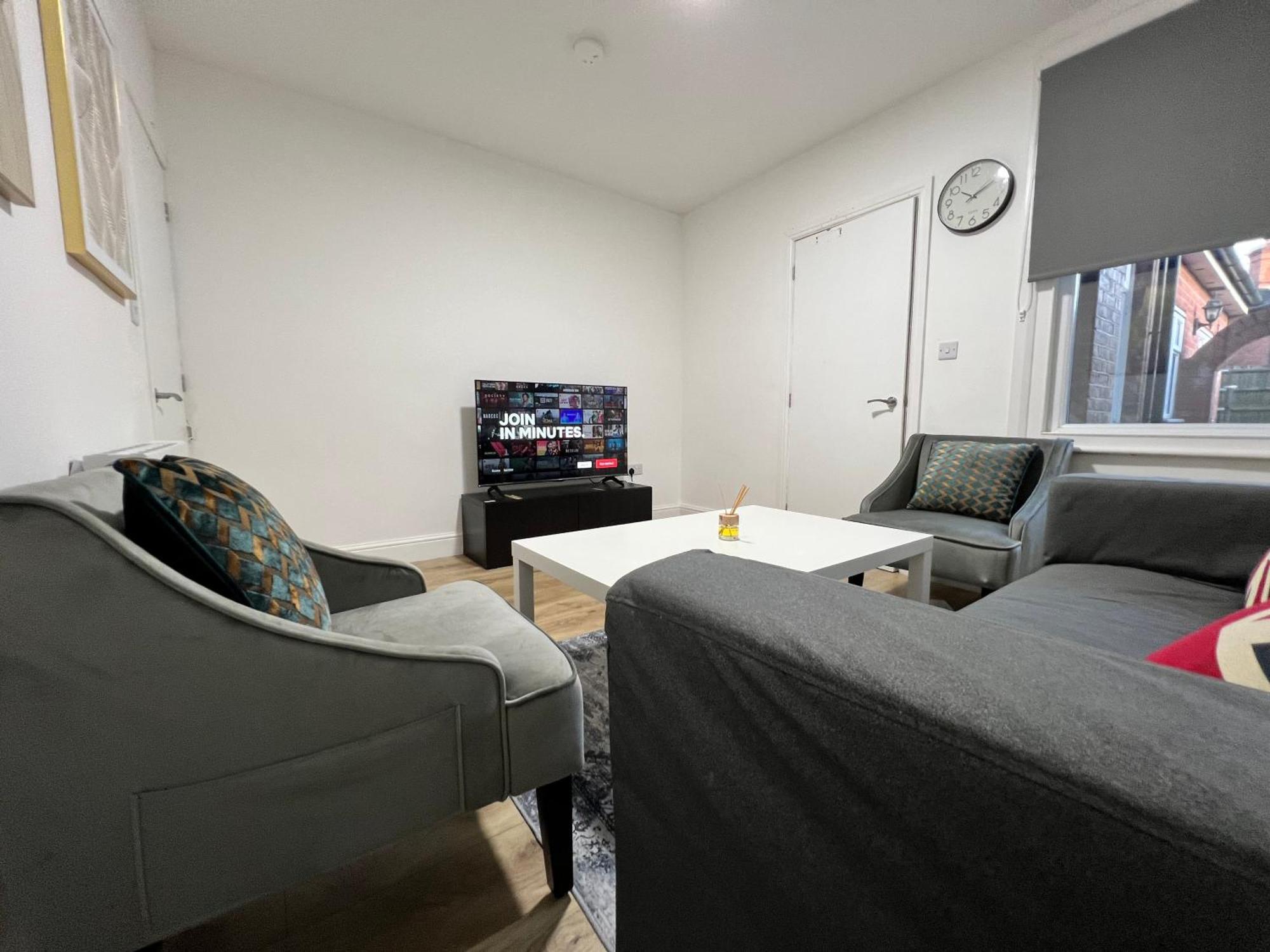 Stunning 3 Bed 2bath House W/parking Holiday home