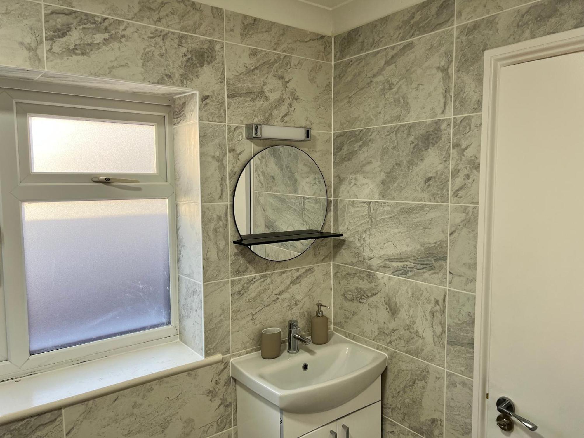 Stunning 3 Bed 2bath House W/parking *