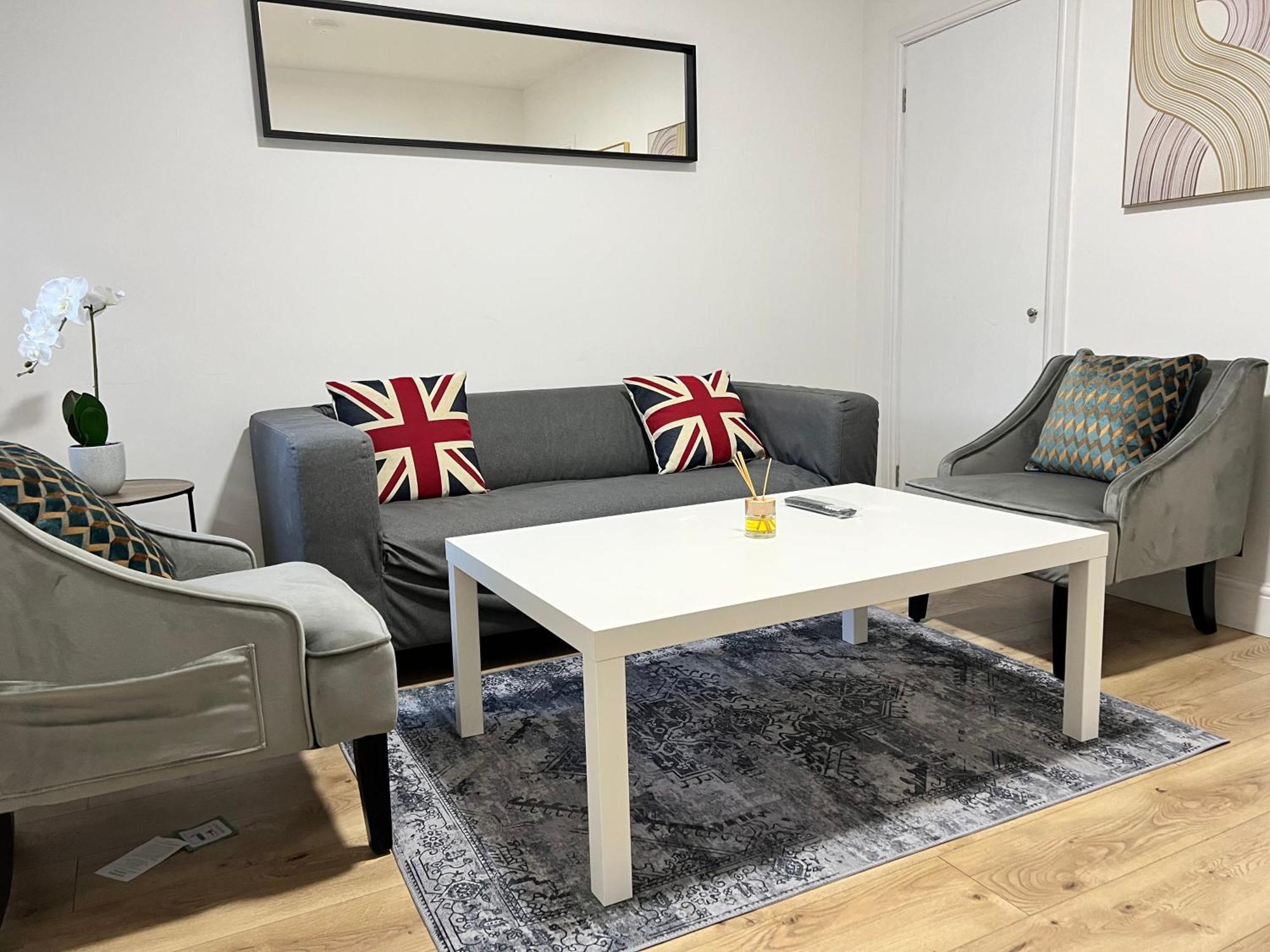 Stunning 3 Bed 2bath House W/parking * Reading