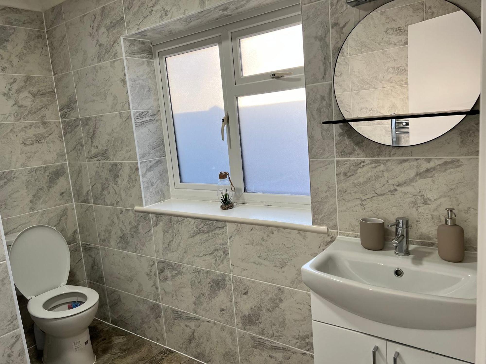 Stunning 3 Bed 2bath House W/parking Reading